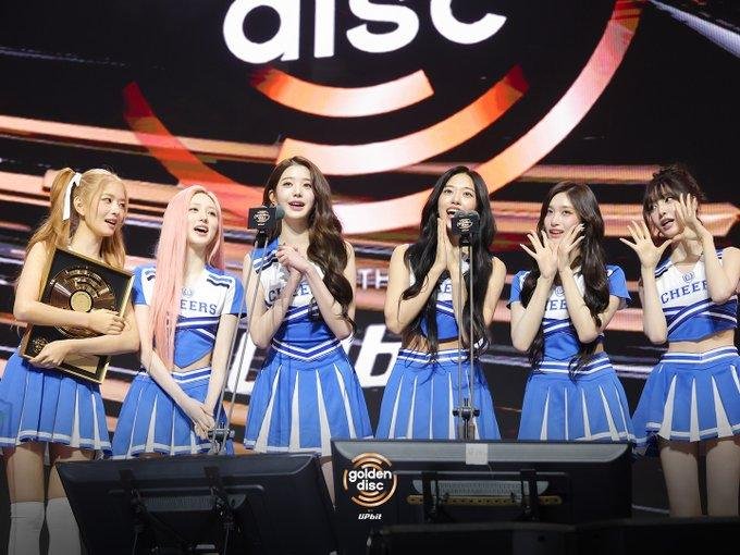 IVE group winning Bonsang and Cosmopolitan Artist Award at Golden Disc Awards 2026