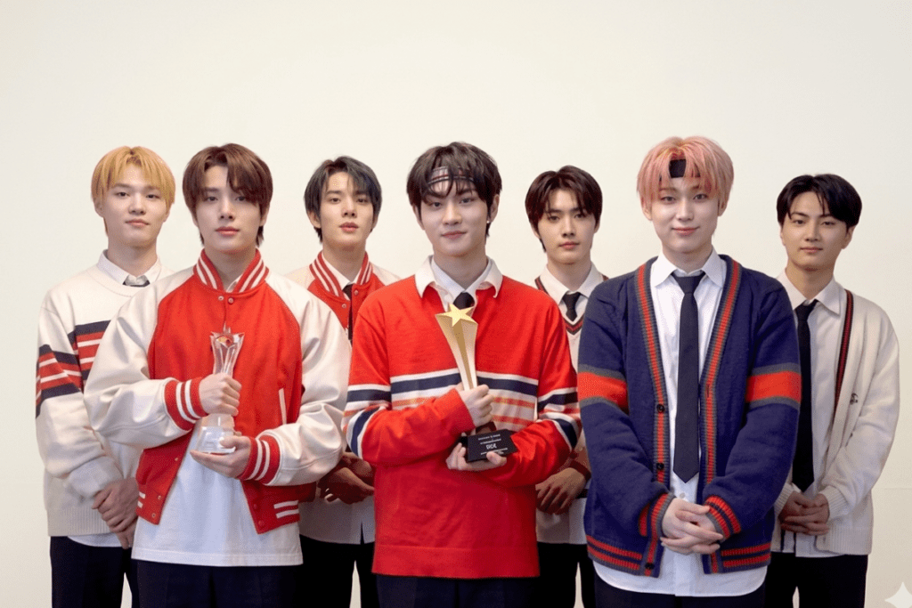 ENHYPEN 7-member group photo