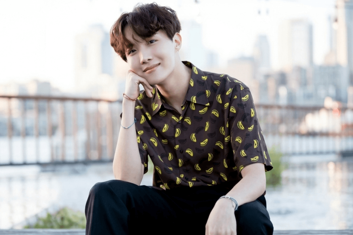 Read more about the article Ranking the Top 11 J-Hope Airport Fashion Moments Ever Seen