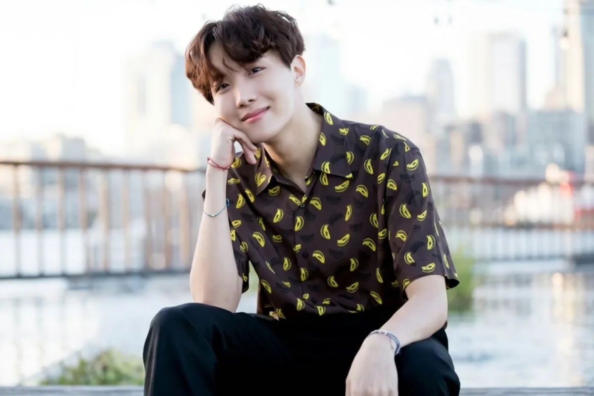 Read more about the article Ranking the Top 11 J-Hope Airport Fashion Moments Ever Seen
